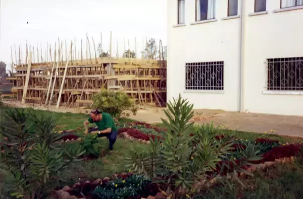P. Barthélémy, prenant soin du jardin devant le bâtiment de la RDB en cours de construction (1995)