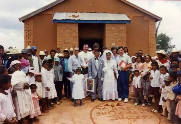 Fanambadian’i Georges sy Charline, isan’ireo nanampy tamin’ny fanorenana ny pylône an’ny RDB eny Andohalo. Fitsofan-drano tany Mahatsinjo-Amboditanimena-Ijely tamin’ny 25 novambra 1995