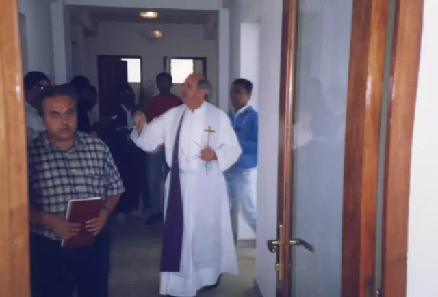 Mompera Luigi Zuppini, mitsodrano ny lalantsara amin'ny rihana voalohany (1996)